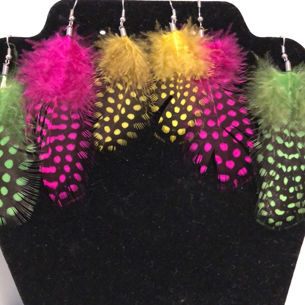 - Three sets of colored feather earrings. Brand new - Picture 5 of 6